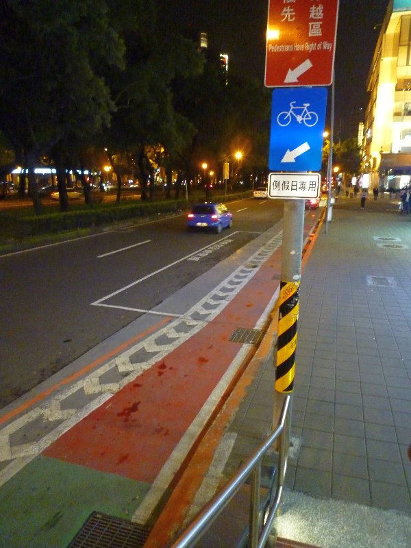 鬧巿馬路上的單車線，用顏色標示。