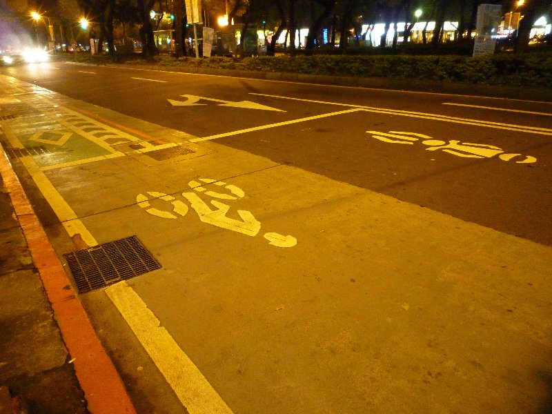 交通燈前設有單車及電單車的等候區，單車不用在汽車之後吸廢氣。